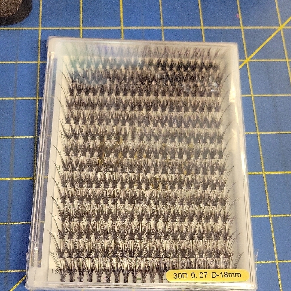 Lash Clusters, specifically labeled as "30D 0.07 D-18mm," New Sealed Package